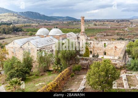 Die historische ISA Bey-Moschee in der Stadt Selcuk in der Nähe der berühmten Ruinen von Ephesus in der Türkei. Stockfoto
