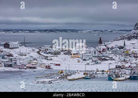 Blick über Seal Cove mit Winterpfannkucheneis zum Dorf Fogo, auf Fogo Island, Neufundland, Kanada Stockfoto