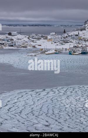 Blick über Seal Cove mit Winterpfannkucheneis zum Dorf Fogo, auf Fogo Island, Neufundland, Kanada Stockfoto