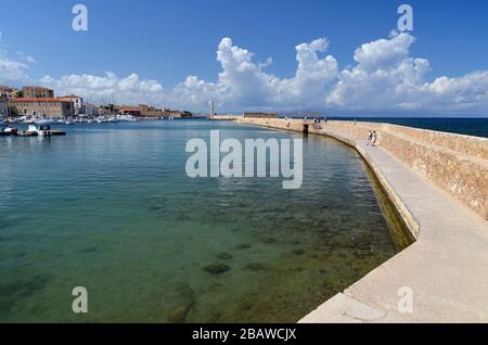 Blick auf den Hafen von Chania und den Leuchtturm, zweitgrößte Stadt der Insel Crete, Griechenland. Stockfoto