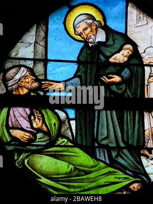 Paris, Frankreich - 10. Februar 2019: Glasmalerei in der Kirche Saint Severin, Latin Quarter, Paris, Frankreich, mit Darstellung des heiligen Vinzenz von Paul und eines b Stockfoto