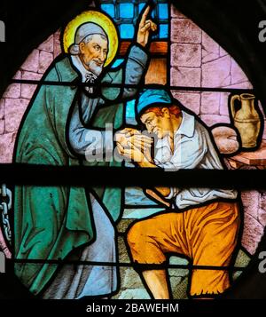 Paris, Frankreich - 10. Februar 2019: Glasmalerei in der Kirche Saint Severin, Latin Quarter, Paris, Frankreich, mit Darstellung des heiligen Vinzenz von Paul Visitin Stockfoto