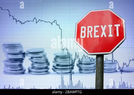 Brexit unterschreibt wirtschaftlichen Hintergrund - Grafik und Münzen. Finanzunfall in der Weltwirtschaft, weil. Weltwirtschaftskrise, Rezession. Stockfoto