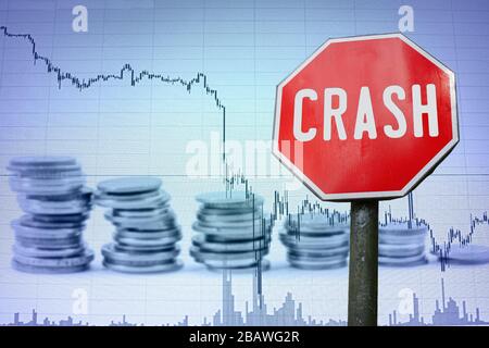 Crash-Zeichen auf dem wirtschaftlichen Hintergrund - Diagramm und Münzen. Finanzunfall in der Weltwirtschaft wegen Coronavirus. Weltwirtschaftskrise, Rezession. Stockfoto