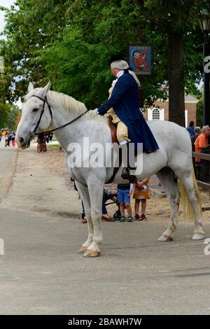 Ein kostümierter Dolmetscher auf der "Duke of Gloucester Street". Stockfoto