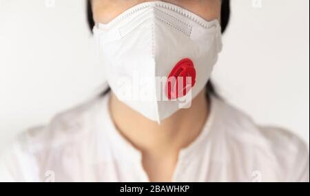 Eine Krankenschwester für Frauen, die eine Ventilmaske zum Schutz vor Viren trägt. Stockfoto