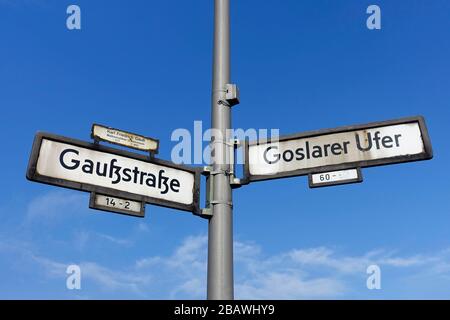 Streetsign Karl Friedrich Gauß in Berlin Stockfoto