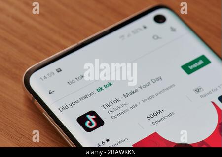 New York, USA - 29. März 2020: Tiktok Mobile Application im google Store Nahansicht Stockfoto