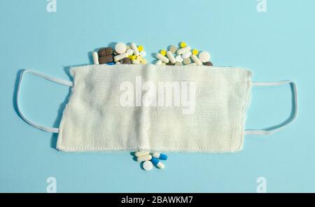 Pillen, die in Herzform auf blauem Hintergrund liegen. Verschiedene Pillen zusammen. Stockfoto