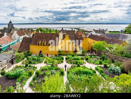 Folgende Sehenswürdigkeiten: Culross Palace in NTS Stadt der Royal Burgh der folgende Sehenswürdigkeiten: Culross in Fife Schottland Großbritannien mit hinteren Garten Stockfoto