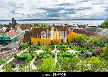 Folgende Sehenswürdigkeiten: Culross Palace in NTS Stadt der Royal Burgh der folgende Sehenswürdigkeiten: Culross in Fife Schottland Großbritannien mit hinteren Garten Stockfoto