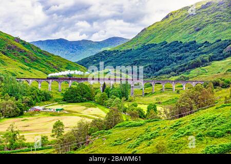 West Coast Railways Betrieb eine Jacobi-Dampfeisenbahn, die den Glenfinnan Viaduct auf der Strecke nach Mallaig von Fort William in Highland Scotland überquerte Stockfoto