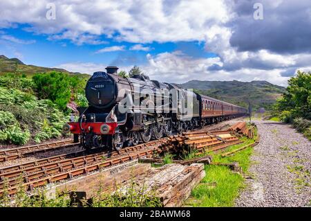 Die Jacobi-Dampfeisenbahn nähert sich dem Bahnhof Arisaig bei Arisaig in den West Highlands von Schottland an Stockfoto