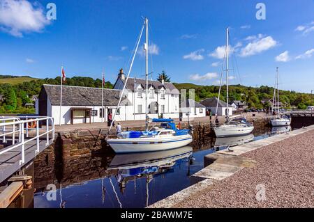 Segelboote warten auf die Seeschleuse des Caledonian Canal bei Corpach in der Nähe von Fort William im Lochaber Highland Scotland, um sich zum Loch Linnhe zu öffnen Stockfoto