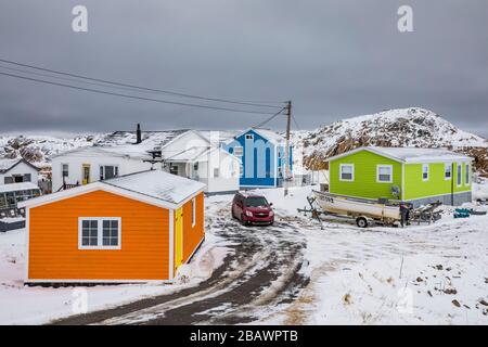 Bunt bemalte Häuser in der Nähe der Uferpromenade des Dorfes Joe Batt's Arm, auf der Fogo Insel, Neufundland, Kanada {keine Eigentumsfreigabe; verfügbar für Stockfoto