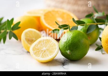 Blick auf frische Zitrusfrüchte. Zitronenlimm-Grapefruit und Orange auf Marmor-Hintergrund Stockfoto