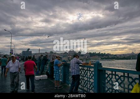 Fischer an der Galata-Brücke, Fischer angeln in Istanbul am 28. Juni. 2018 in der Türkei Stockfoto