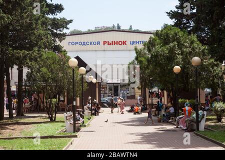 TUAPSE, RUSSIA-CIRCA JUL, 2018: Gebäude des städtischen Marktes befindet sich an der Straße Galina Petrova. Markt für Greengrocerien und Konsumgüter. Fußgänger wa Stockfoto