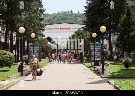 TUAPSE, RUSSIA-CIRCA JUL, 2018: Das Gebäude des Stadtmarktes befindet sich an der Straße Galina Petrova. Markt für Greengrocerien und Konsumgüter. Fußgänger-Wal Stockfoto