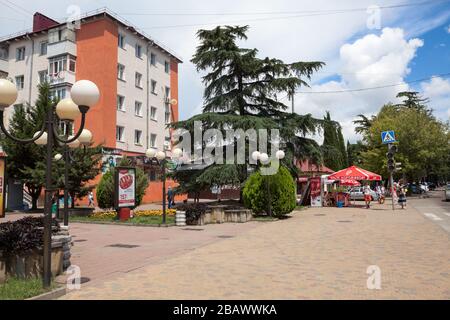 TUAPSE, RUSSIA-CIRCA JUL, 2018: Kleine bewohnende bunte Gebäude befinden sich in der Karl-Marx-Straße. Es ist eine der zentralen Straßen in der Stadt mit breiter Fußgängerin w Stockfoto