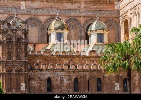 Zwei Kuppeln der Kapellen der Kathedrale von Palermo, die die Domkirche des in Palermo, Sicil, gelegenen Römisch-katholischen Erzdiözese Palermo ist Stockfoto