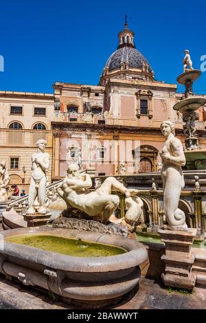 Der Praetorian-Brunnen ist ein monumentaler Brunnen von Palermo, der im Herzen des historischen Zentrums liegt und von Francesco Camilliani erbaut wurde Stockfoto