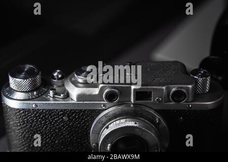 Nahaufnahme der Vintage-Kamera. Alte Retro-Technologie. Schwarzweißfoto. Stockfoto