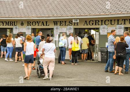 BUILTH WELLS, WALES - JULI 2018: Personen, die vor dem Ticketschalter am Royal Welsh Showground in Builth Wells Schlange stehen. Stockfoto