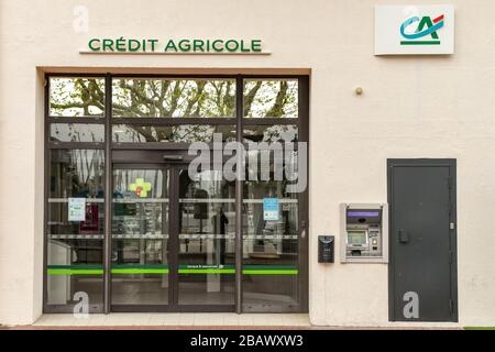 SAN RAPHAEL, FRANKREICH - APRIL 2019: Schilder außerhalb einer Filiale der Bank Credit Agricole in San Raphael an der französischen Riviera Stockfoto