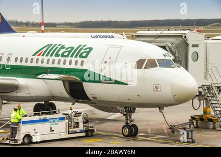 BUDAPEST, UNGARN - MÄRZ 2019: Airbus A320 wird von Alitalia am Flughafen Budapest betrieben. Die Laderaumtür ist geöffnet Stockfoto