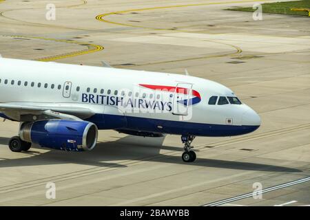 FLUGHAFEN LONDON-GATWICK, ENGLAND - APRIL 2019: British Airways Airbus A319 zum Terminal Süd des Flughafens Gatwick Stockfoto