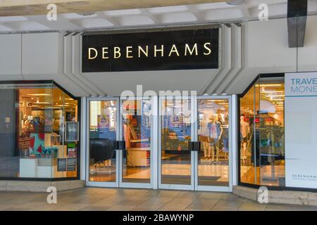 CARDIFF, WALES - JULI 2019: Schilder über einem Eingang zum Debenhams Kaufhaus im Stadtzentrum von Cardiff Stockfoto