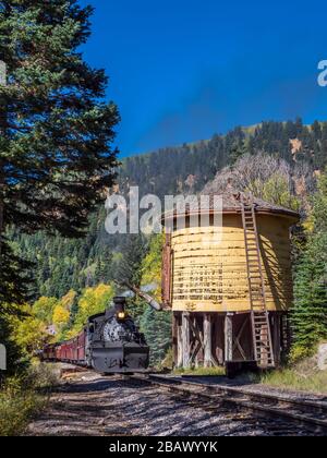 Der Zug nähert sich der Cresco Tank, der Cumbres & Toltec Scenic Railroad zwischen Chama, New Mexico und Antonito, Colorado. Stockfoto