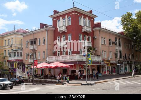 TUAPSE, RUSSIA-CIRCA JUL, 2018: Rotes Eckhaus mit Café befindet sich an der Karl-Marx-Straße. Diese Straße hat eine berühmte Platane. Es ist eines der zentralen e Stockfoto