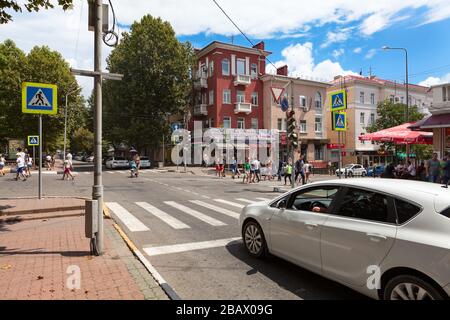 TUAPSE, RUSSLAND-CIRCA JUL, 2018: Kreuzung mit Ampel der Karl Marx- und Mira-Straße befindet sich im Zentrum der Stadt. Es ist eine der schönen und pictur Stockfoto