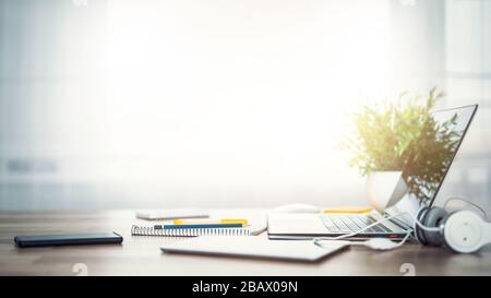 Büroarbeitsplatz mit Laptop, Notebook und Smartphone am Schreibtisch. Hintergrund, Kopierraumkonzept. Stockfoto