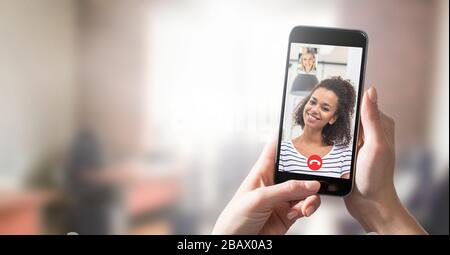 Virtuelles Gespräch mit Freunden, Kollegen und über Video-Chat-Konferenz. Fernlernen oder Arbeiten. Quarantäne oder Vorbeugung von Coronavirus infecti Stockfoto