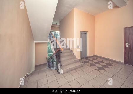 Fahrstuhl und Treppen hoch und runter in einem modernen, eleganten Gebäude Stockfoto