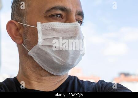 Reinigung durch Aufhängen der Gesundheitsmaske Stockfoto