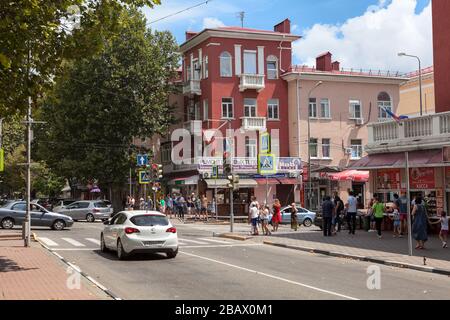 TUAPSE, RUSSLAND-CIRCA JUL, 2018: Kreuzung mit Ampel auf Karl-Marx-Straße. Diese Straße hat eine berühmte Gasse mit Platanen. Es ist eine von cen Stockfoto