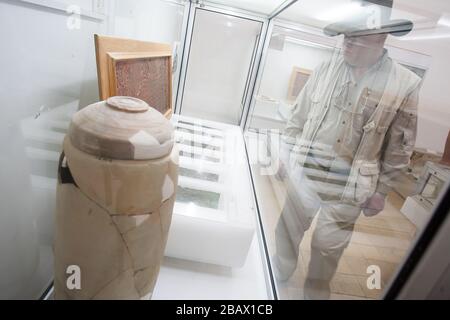 Amman, Jordanien, 3. Mai 2009: Ein Mann beobachtet die Schriftrolle vom Toten Meer aus Kupfer und den im Archäologischen Museum von Jordanien im Amman zu zeigenden Scrollbecher. Stockfoto