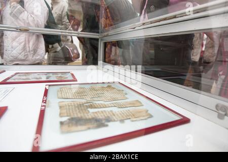 Amman, Jordanien, 3. Mai 2009: Die Schriftrollen vom Toten Meer (die Qumran-Höhlen) sind 2009 im Archäologischen Museum von Jordanien in der Zitadelle von Amman ausgestellt Stockfoto