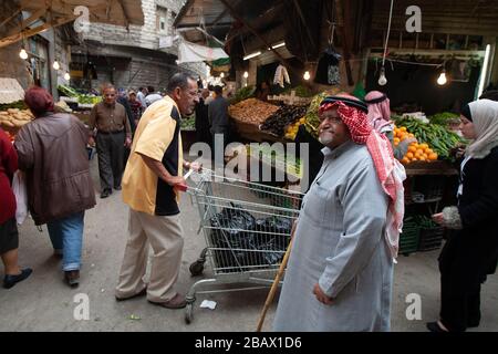 Amman, Jordan, 3. Mai 2009: Ein geschäftig besetzter Straßenmarkt in Dowtown Amman, Jordanien. Stockfoto