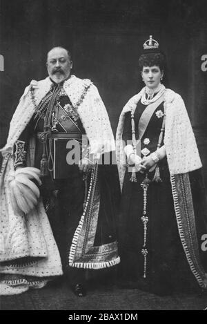 König Edward VII (1844-1910) und Alexandra, Königin Consort (1844-1925) in voller Regal-Tracht, c 1906. Verherrlichend in einer inspirierenden Darstellung königlicher Juwelen, bodenlangen weißen Gewändern aus Erminenfell, Medaillen, Schärpen, verschlungenen Braten, gestürzten Hut, gestickten Mantelärmeln, Diamantkrone und einer zweilebenslangen Lieferung von Perlen, König und Königin posieren für ein offizielles Foto. Schön und unglaublich. Um meine Royals-bezogenen Vintage-Bilder zu sehen, suchen Sie: Prestor Vintage Royal Stockfoto