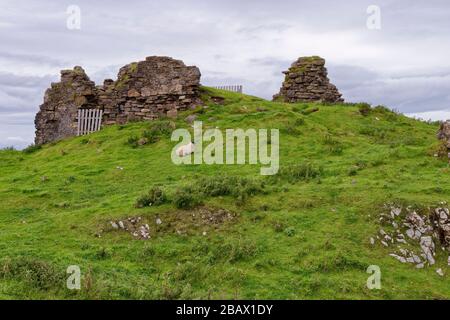 Die Ruine von Dundulm Castle, Trotternish, Insel Skye, Schottland, Großbritannien die meisten Überreste sind MacDonald Castle aus dem 17. Jahrhundert Stockfoto