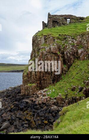 Die Ruine von Dundulm Castle, Trotternish, Insel Skye, Schottland, Großbritannien die meisten Überreste sind MacDonald Castle aus dem 17. Jahrhundert Stockfoto