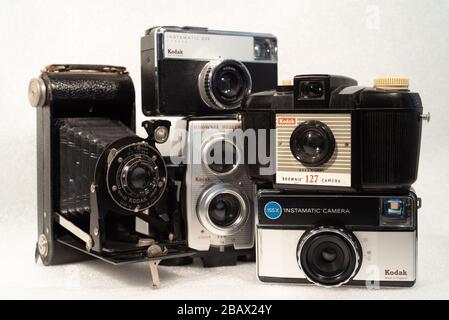 Vintage-Kameras. Sammlung alter analoger Kodak Kameras Stockfoto
