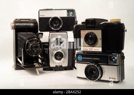 Vintage-Kameras. Sammlung alter analoger Kodak Kameras Stockfoto