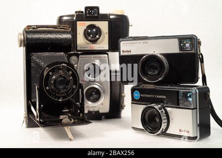 Vintage-Kameras. Sammlung alter analoger Kodak Kameras Stockfoto