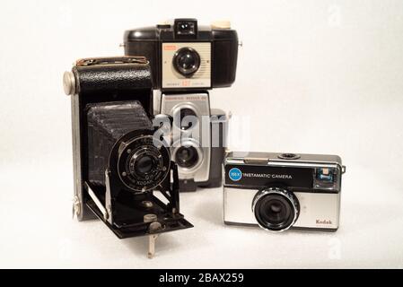 Vintage-Kameras. Sammlung alter analoger Kodak Kameras Stockfoto